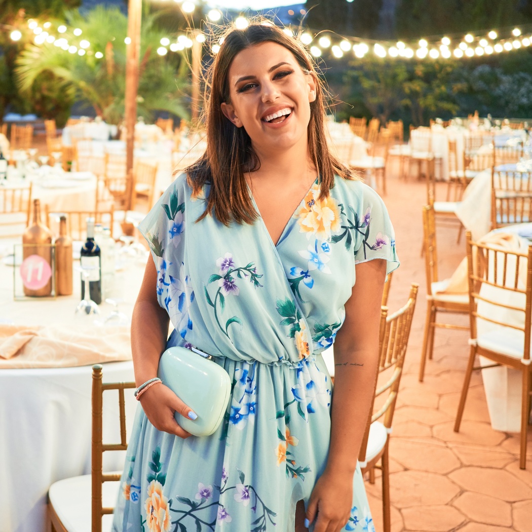 Jakie dodatki do sukienki na wesele 2024? Dzięki tym poradom dobierzesz bezbłędnie każdy detal